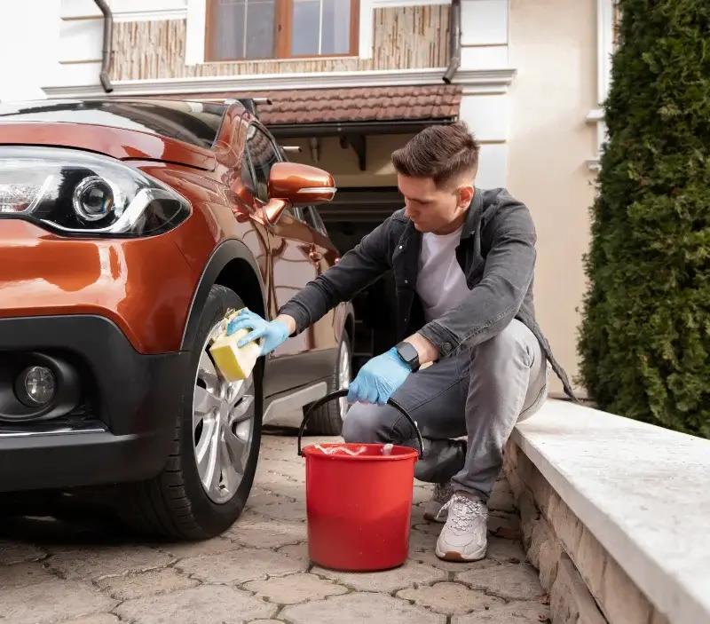 Lavage auto à domicile Prunelli-di-Casacconi : professionnel intervenant sur un véhicule